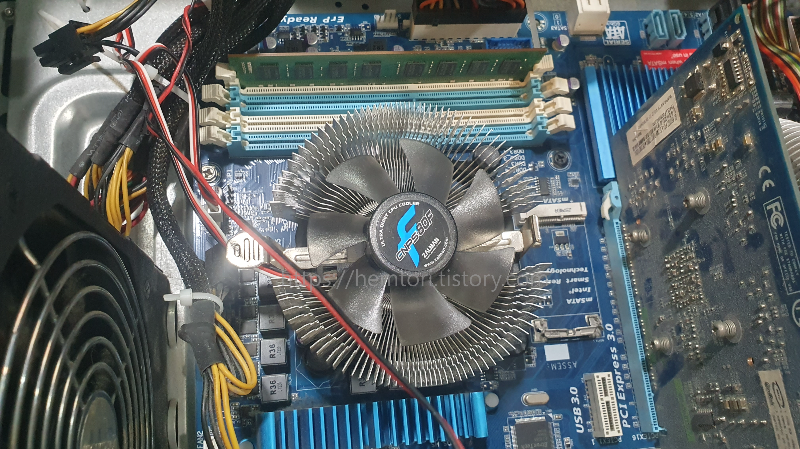 컴퓨터(PC) 내부모습, cpu 쿨링팬이 가운데 위치해 있다.