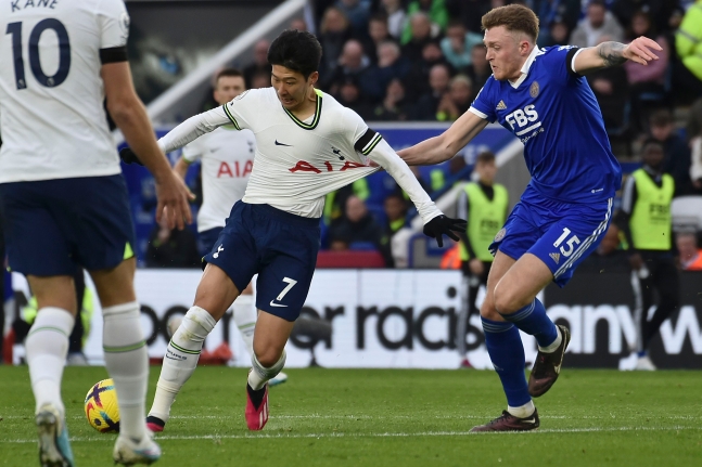 알트태그-레스터전에 출전한 손흥민 선수의 모습입니다. 공을 몰며 득점을 하려고 애를쓰고 있습니다.