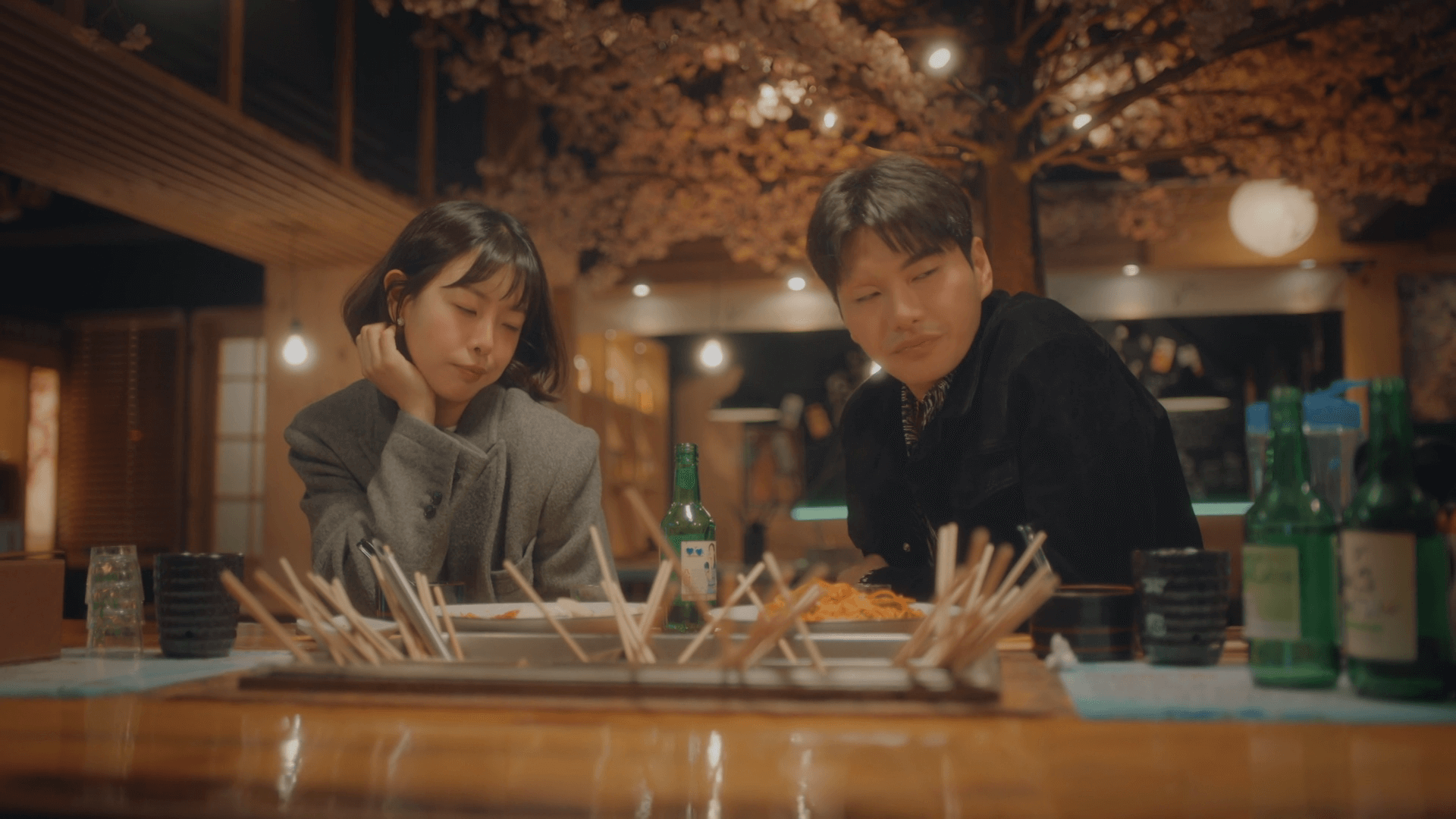 플릭스 '으라차차 와이키키' 시즌1 9화 - 식당에서 술을 함께 마시는 강서진(고원희)과 이준기(이이경)