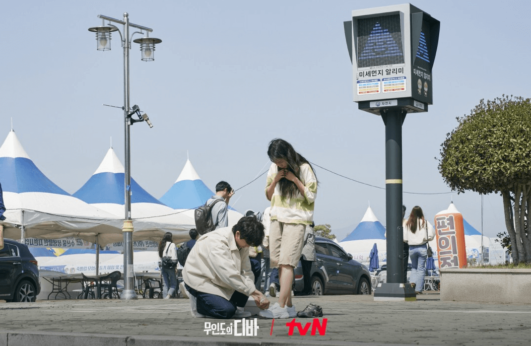 무인도의 디바 목하에게 신발 신겨주는 보걸