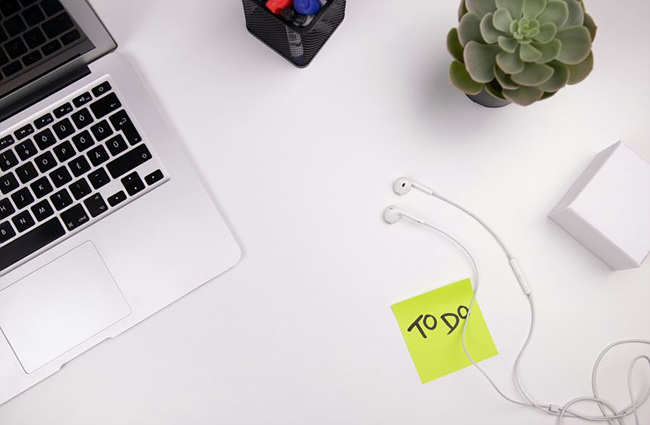 출처: Unsplash 제공,책상에 to do가 적힌 포스트잇 사진