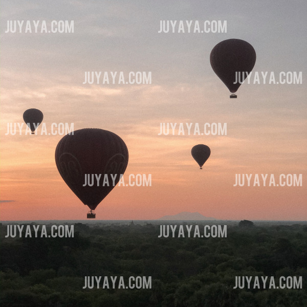 미얀마 바간에서 열기구가 이륙 준비를 위해 풍선에 열을 뿜어내는 모습.