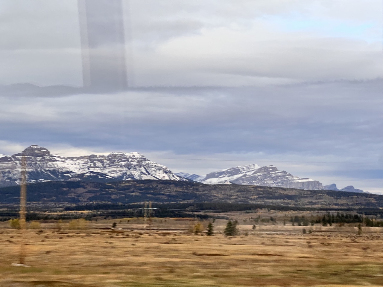 멀리서 보는 로키산맥은, 살짝 비현실적이기도 하다.