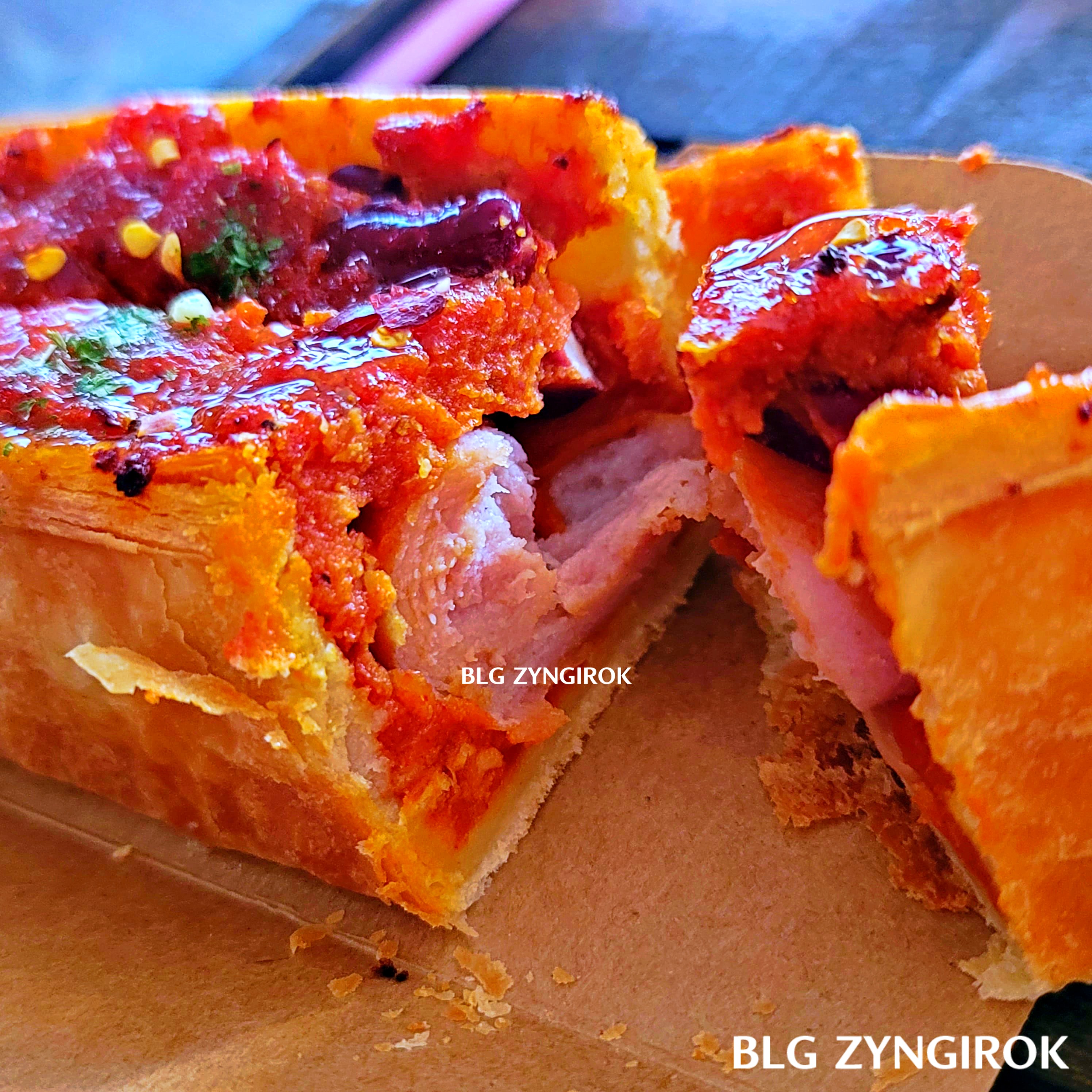 양주 카페 럿지 LODGE 칠리소세지를 자른 모습이다.