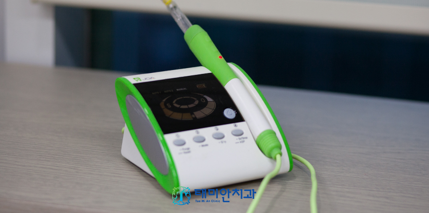 컴퓨터 제어 마취 장비와 스프레이 마취를 활용한 중랑구 틀니 안아픈곳 태미안치과의 양심적인 통증 저감 치료 과정