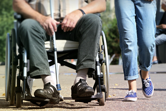 휠체어에 앉아있는 사람