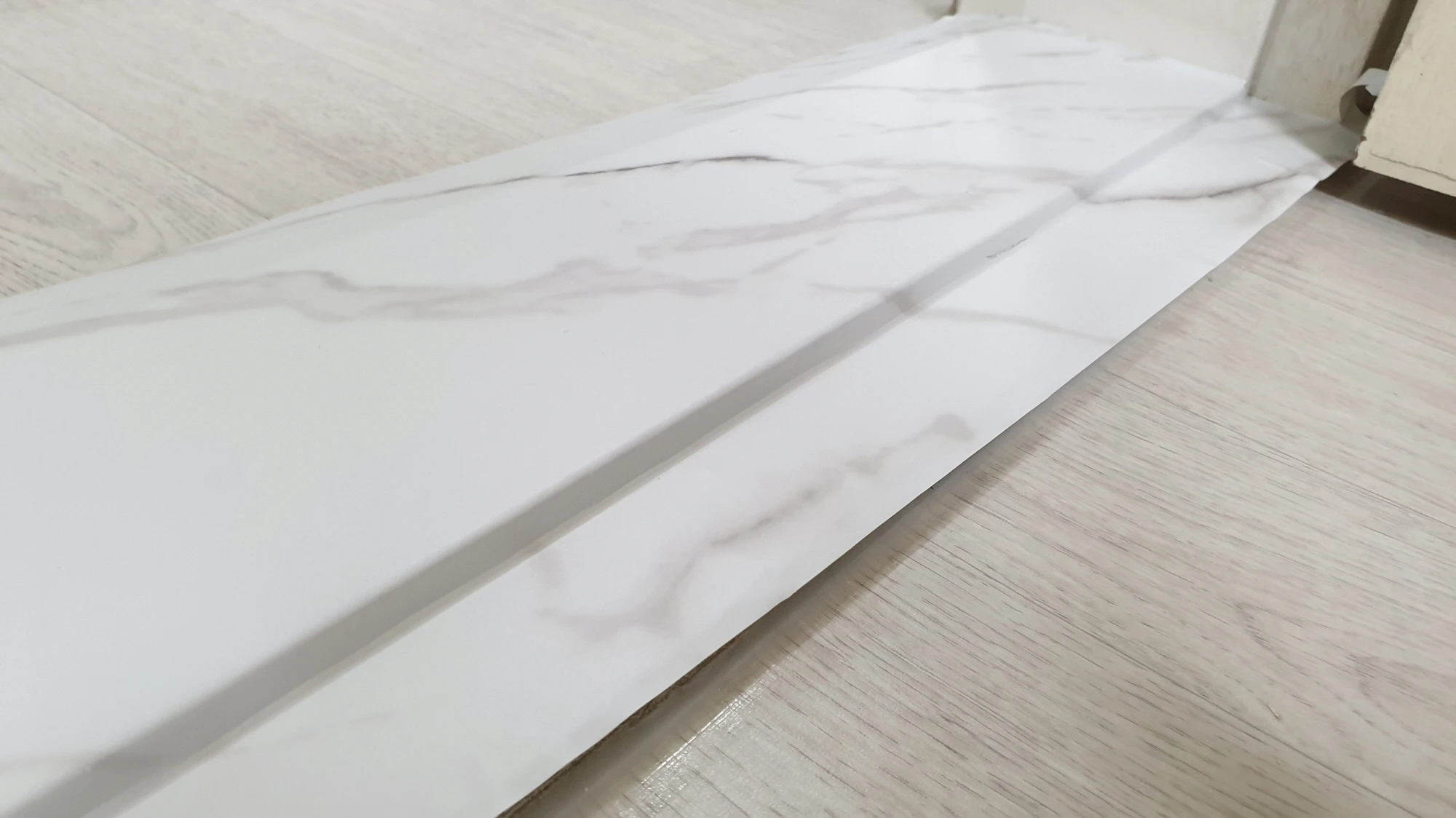 문지방 시트지 붙인 모습