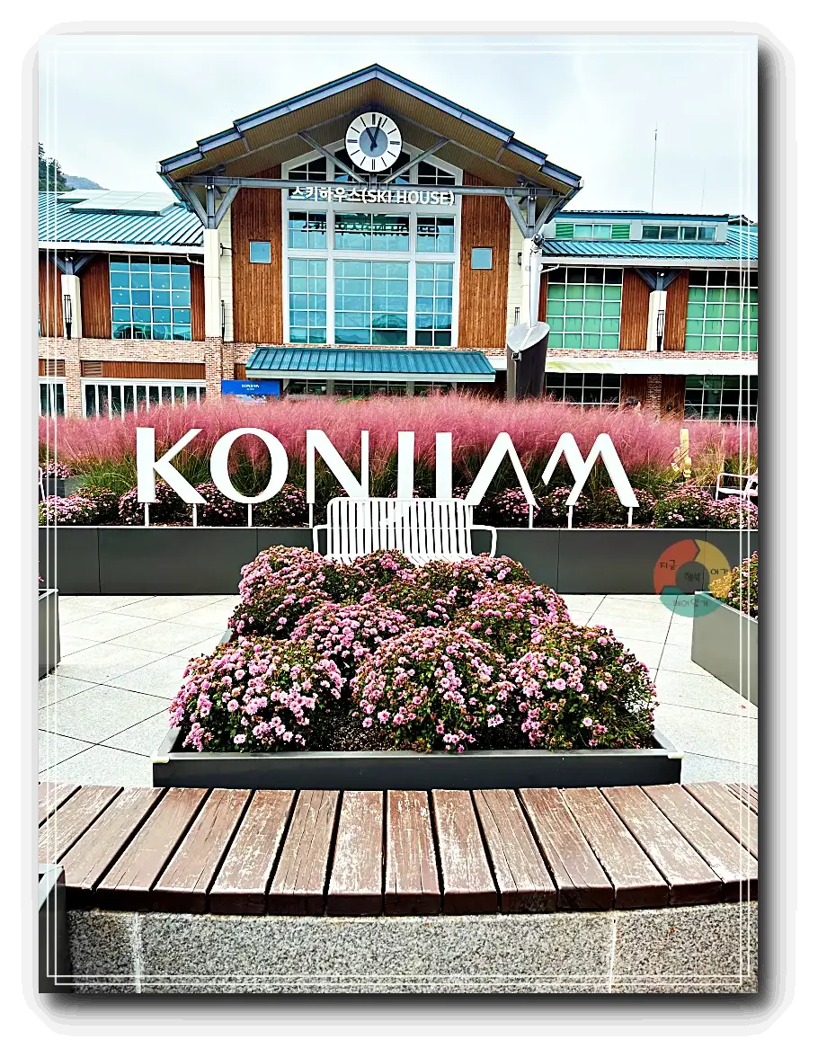 화다숲주차_곤지암-중앙광장-벤치-분홍꽃