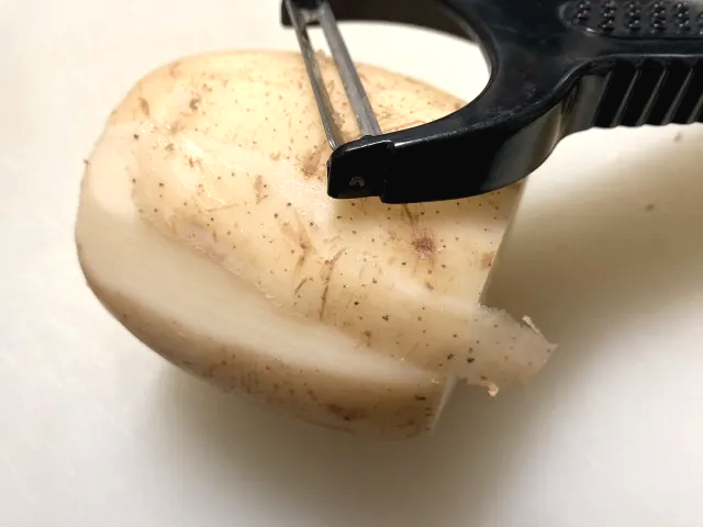 연근 껍질 벗기기