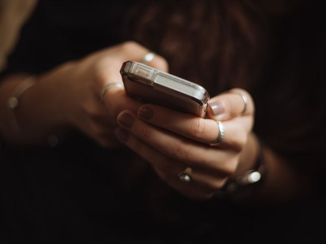 핸드폰 만지고 있는 사진