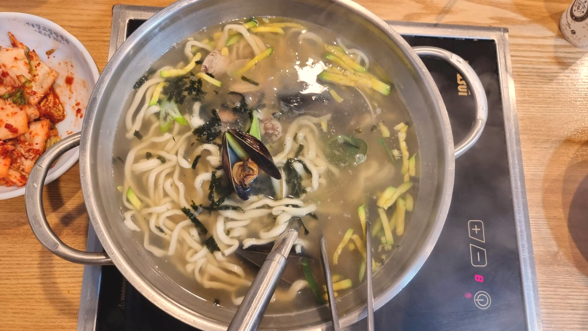 바지락 칼국수와 김치