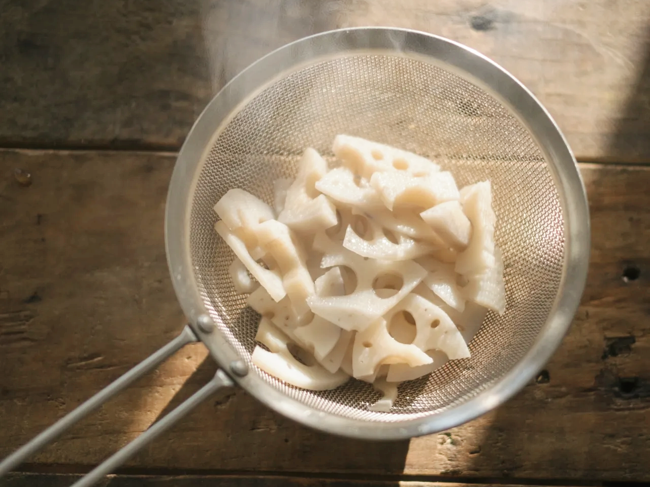 연근 끓는 물에 넣는 모습