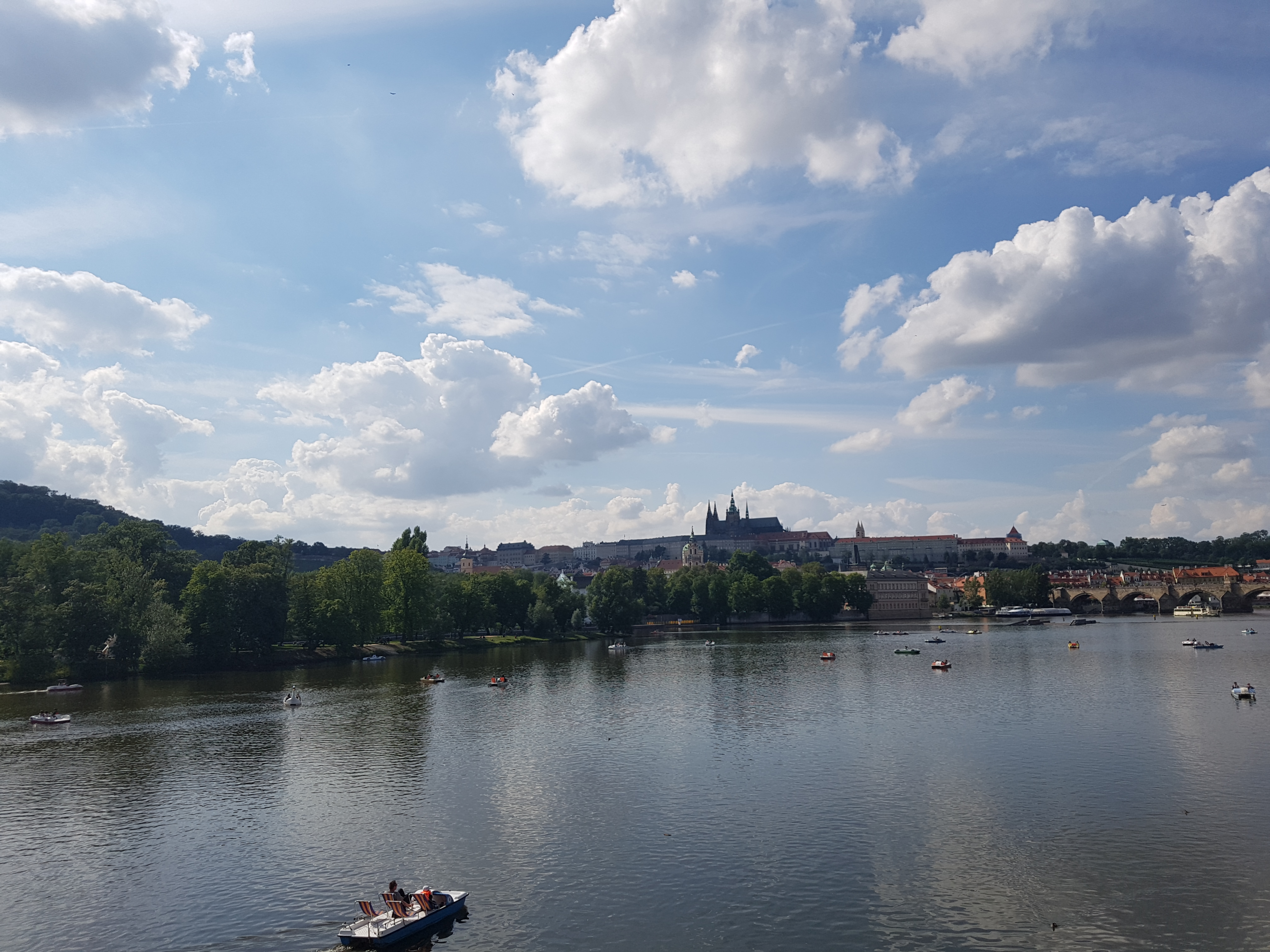 체코 프라하의 블타바 강(Vltava River) 너머로 보이는 프라하 성(Prague Castle)