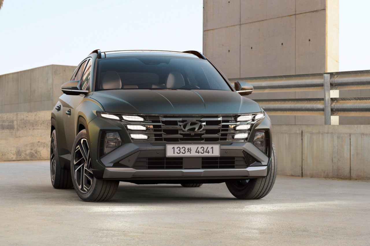 현대자동차의 글로벌 베스트셀러 투싼이 더욱 세련되고 강인해진 모습과 함께 부분변경 '더 뉴 투싼'으로 돌아왔다.