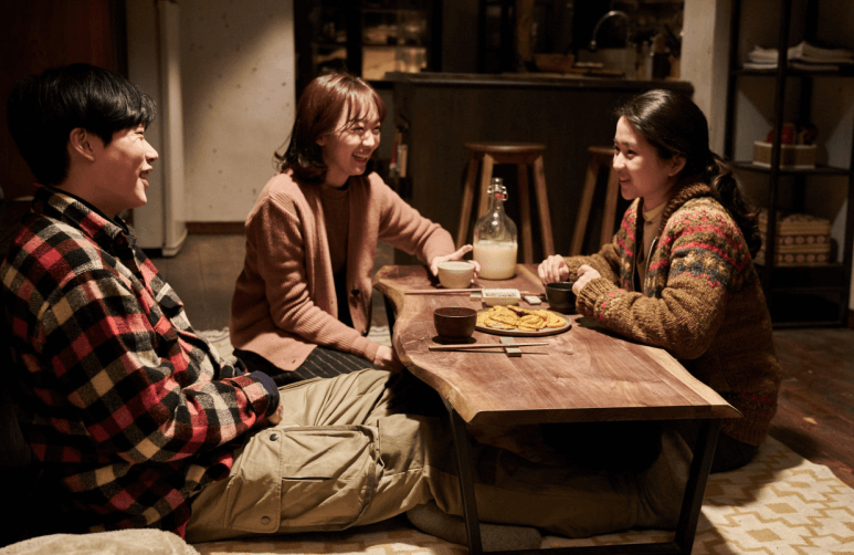 혜원&#44; 은숙&#44; 재하가 같이 모여서 이야기 하는 장면