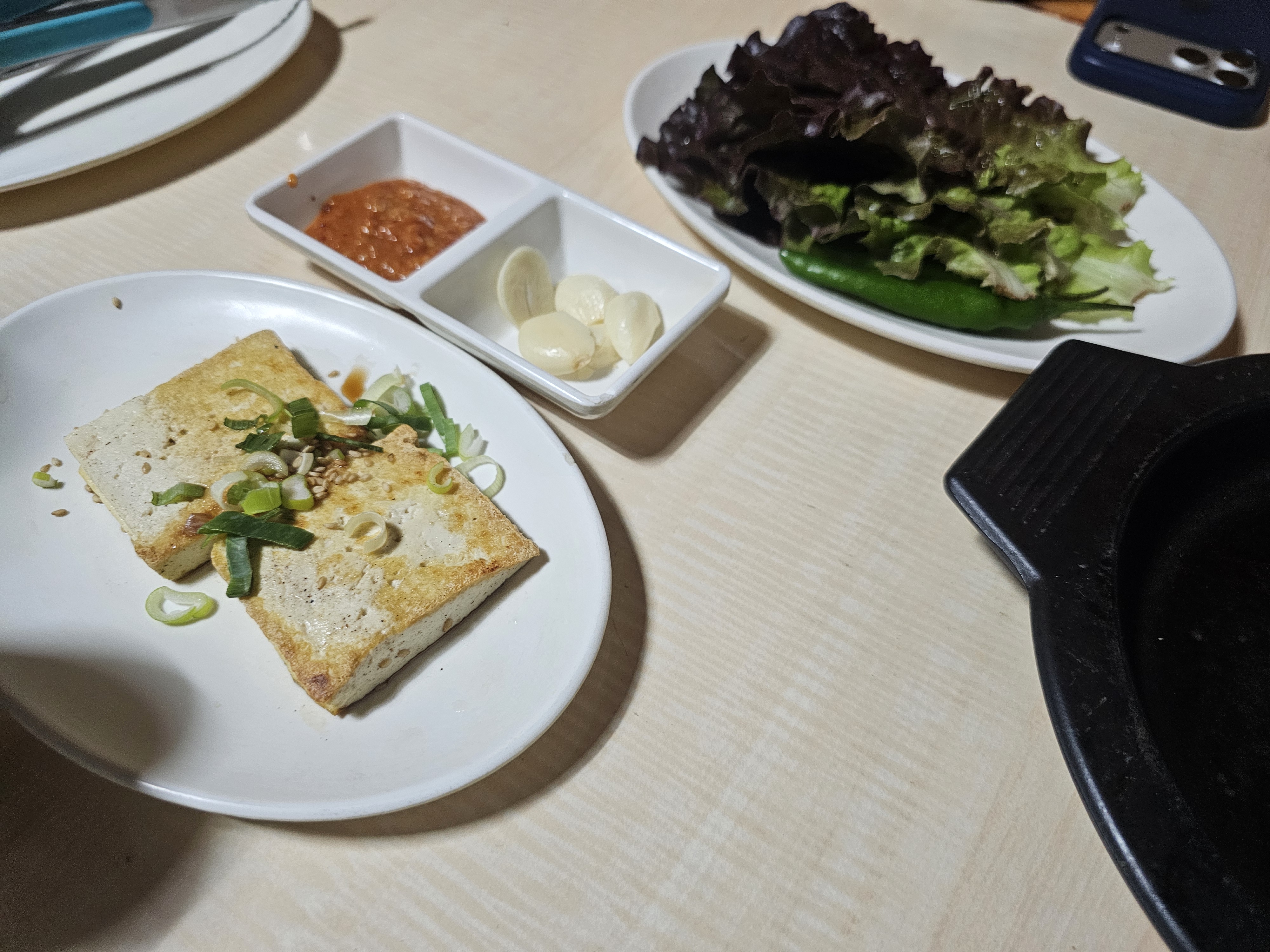 진주 소나무집 두부부침과 초장 마늘 상추 기본 찬