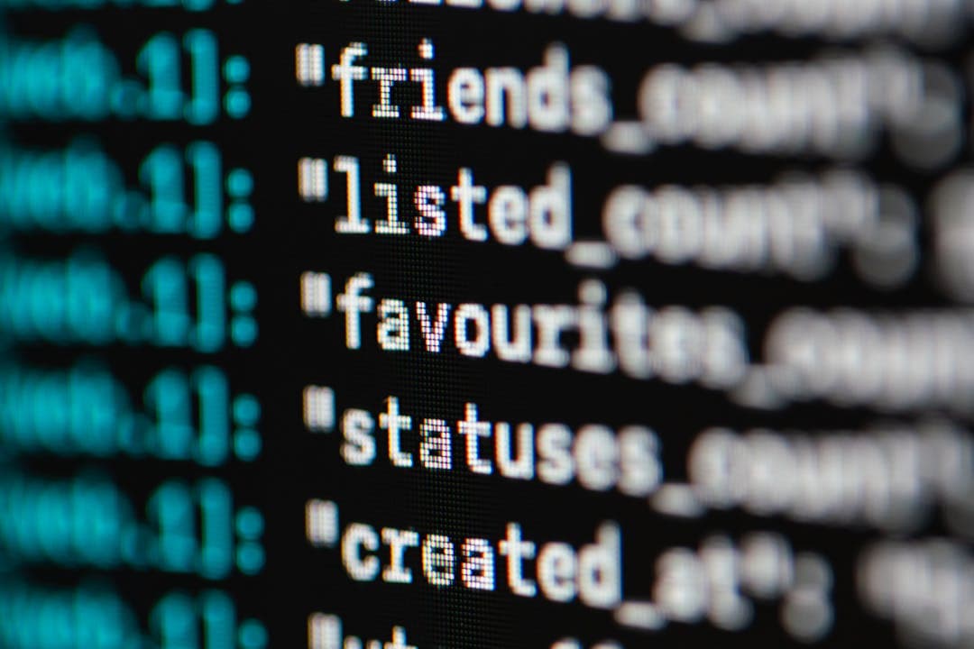 프로그래밍 언어가 나열된 컴퓨터 화면 클로즈업&amp;#44; 챗GPT 코드 기능 예시