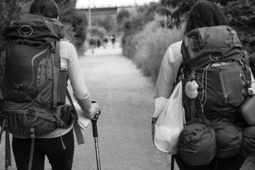 가방을맨뒷모습