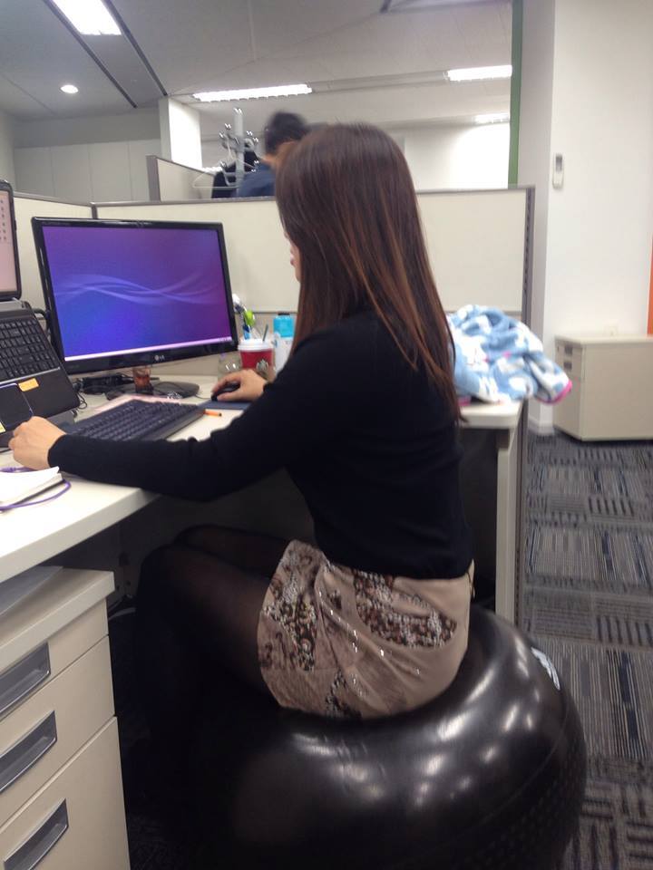 짐볼에 앉아서 일하는 나