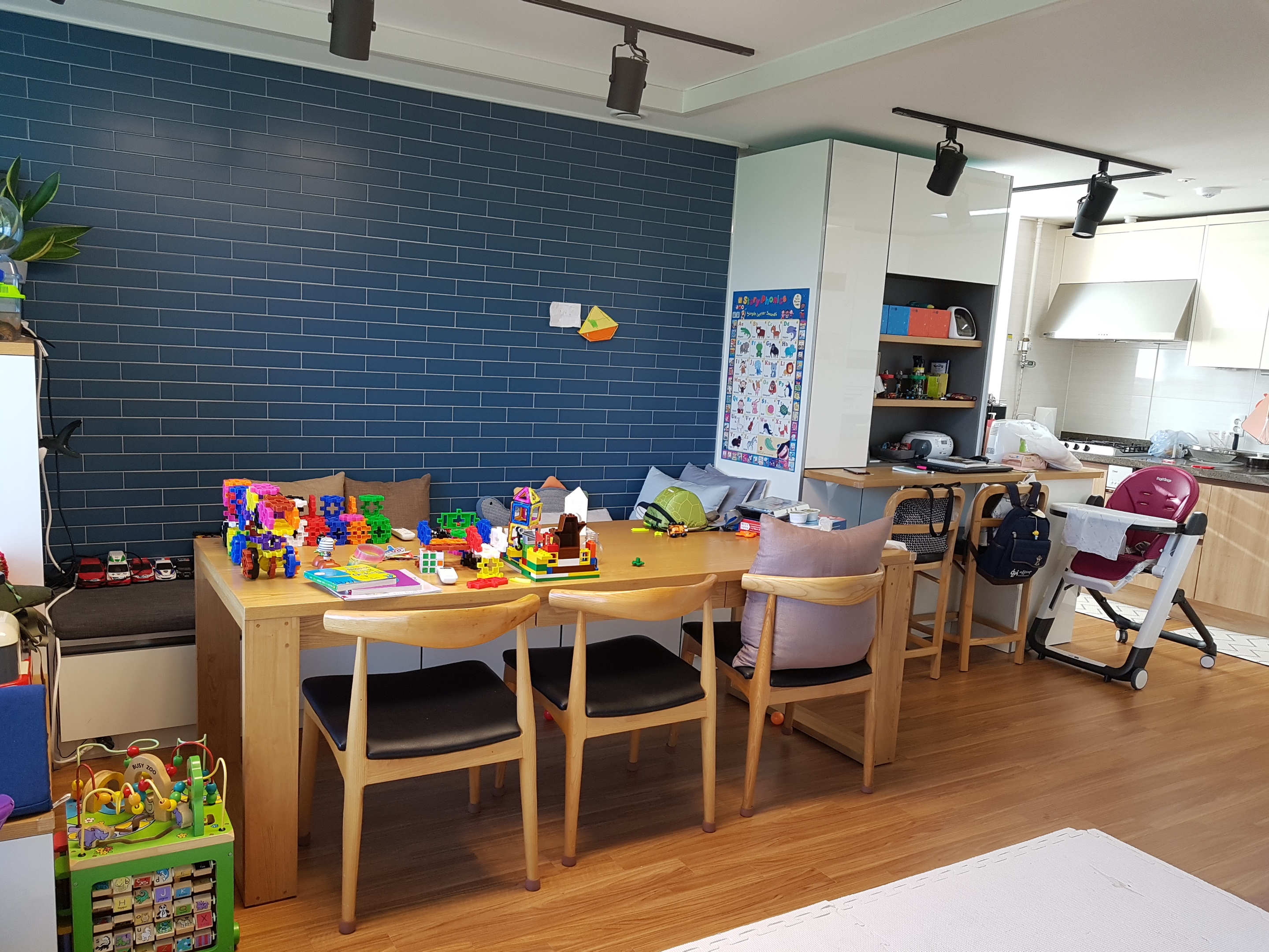 거실이 아이들 장난감으로 가득찬 모습