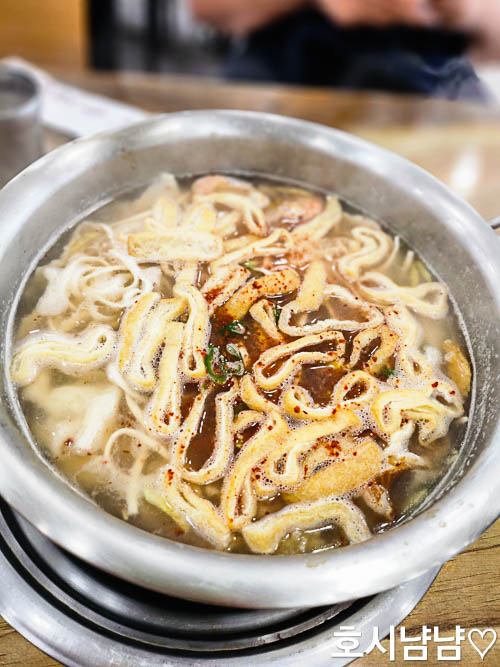 하남 창모루 얼큰한 칼제비 끓이는 모습