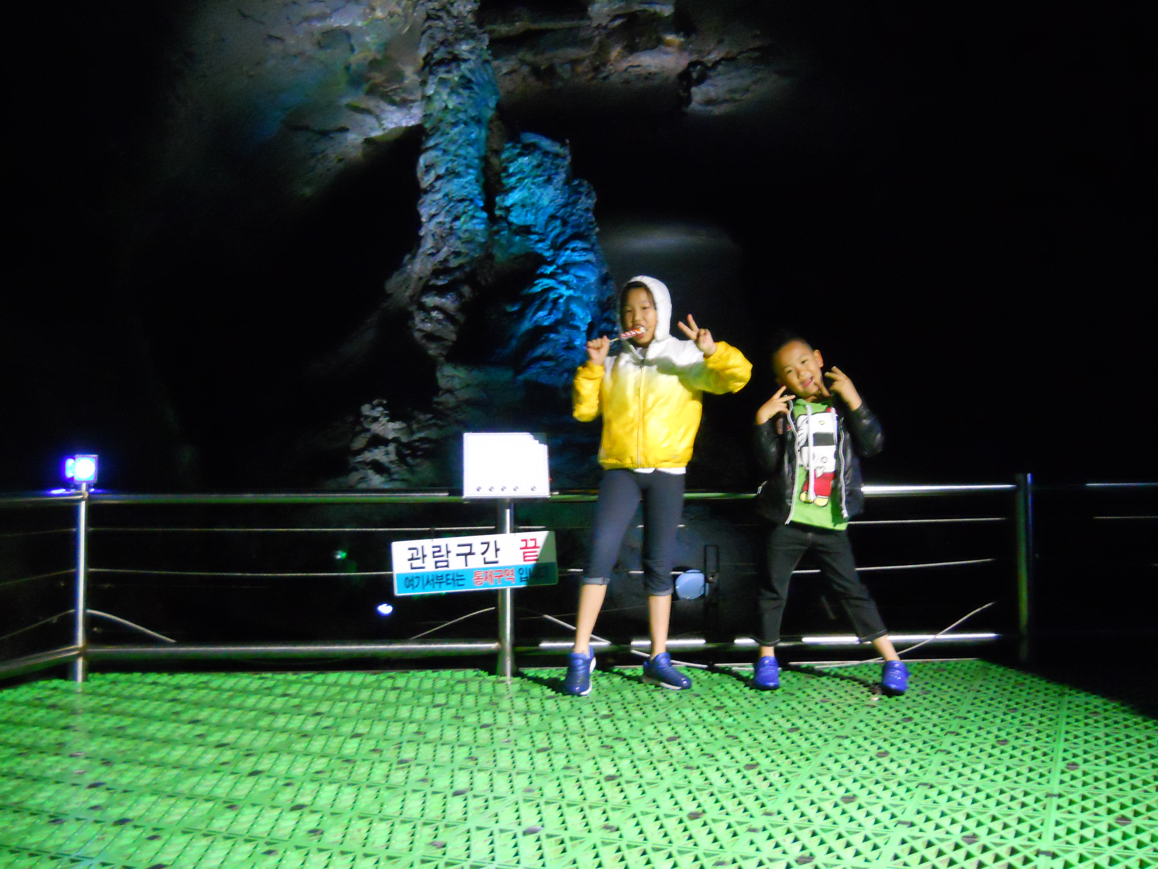 만장굴(萬丈窟, Manjanggul Cave)