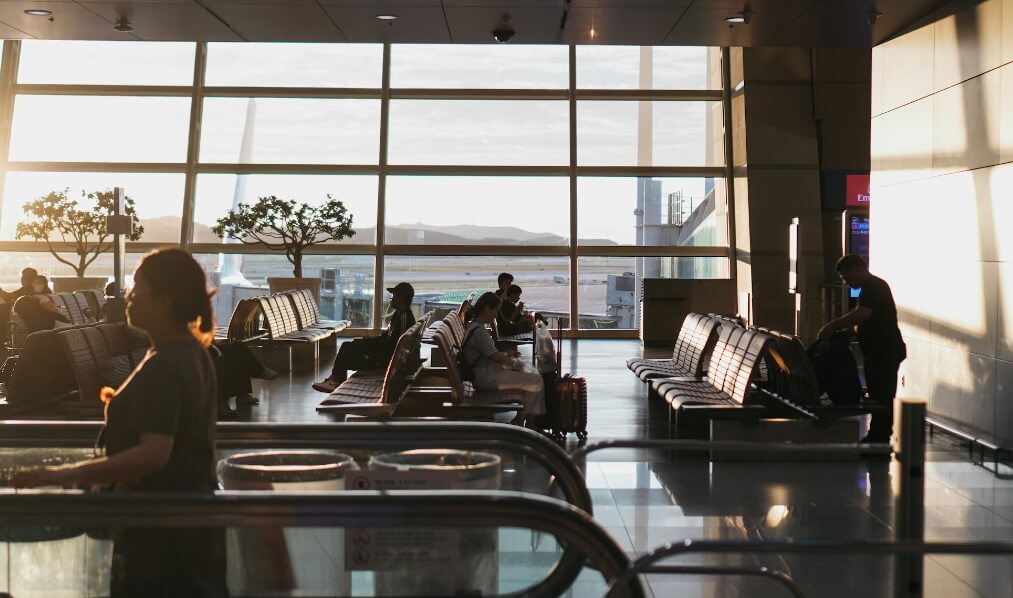 공항에서 대기하는 사람들