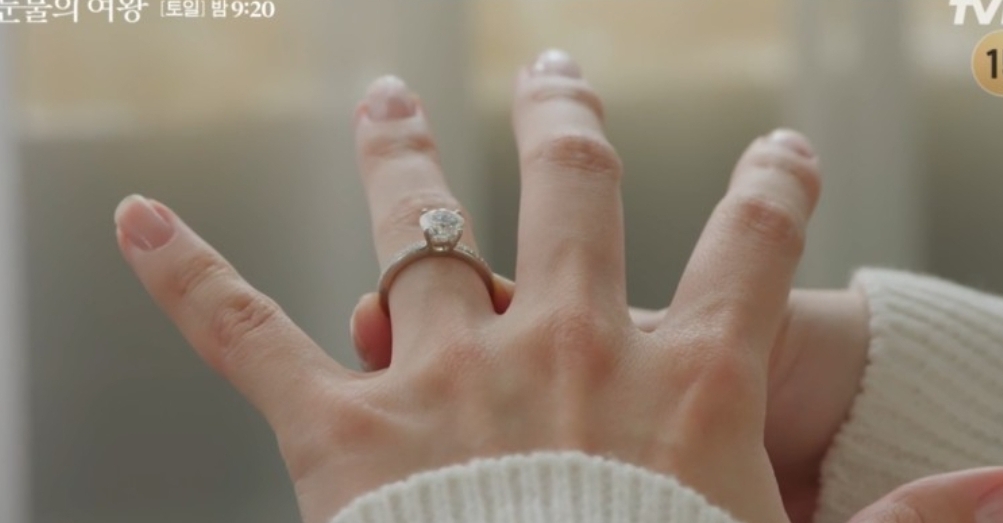 눈물의 여왕 김지원 반지