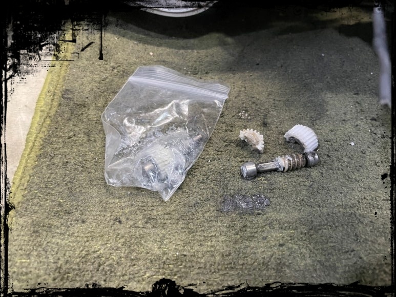 3세대 CR-V 사이드미러 마모 파손된 기어 부품 사진