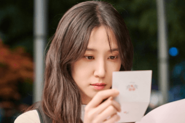 박은빈이 쪽지를 보고 있는 모습