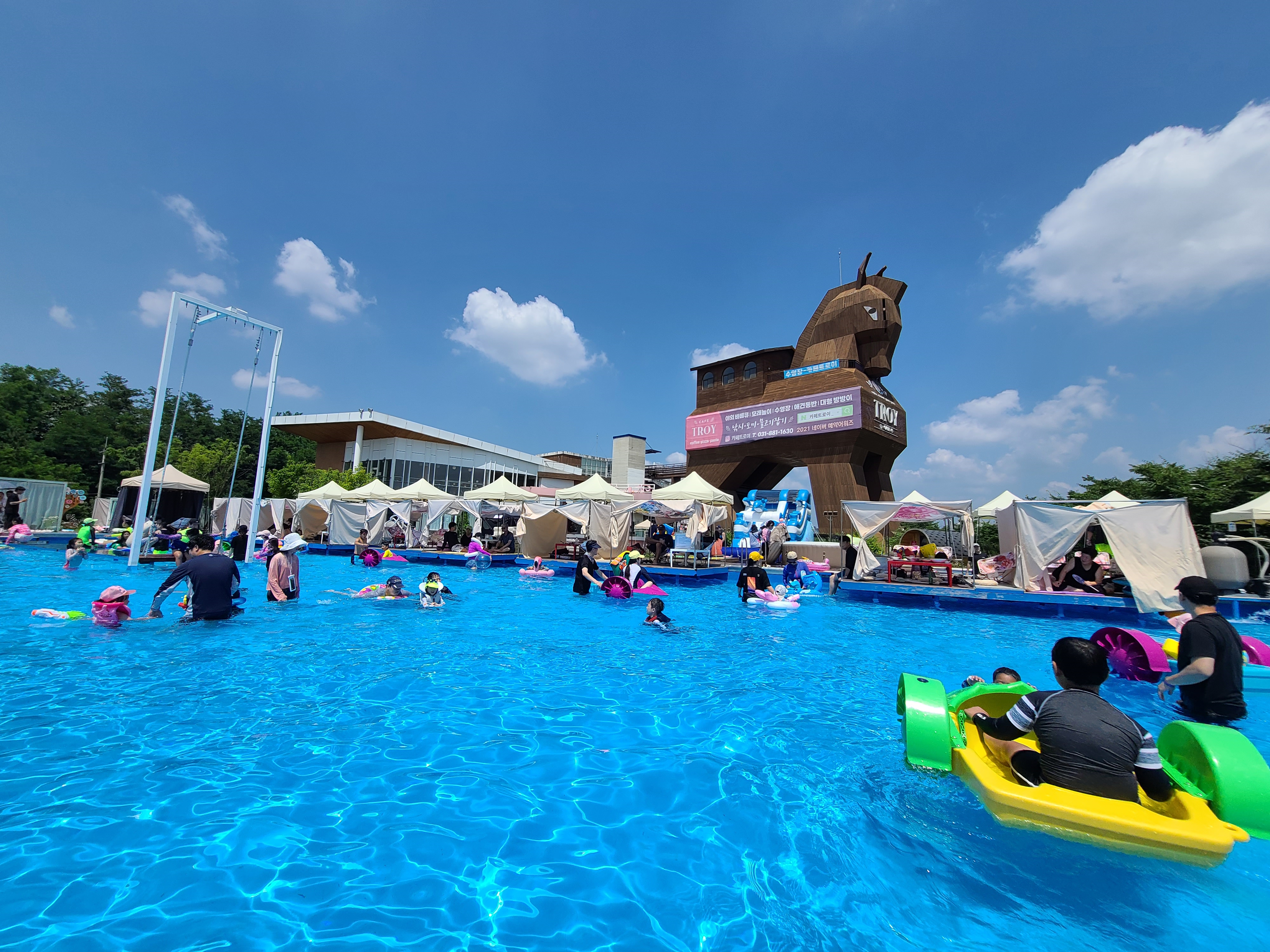 플로팅룸에서 찍은 수영장사진