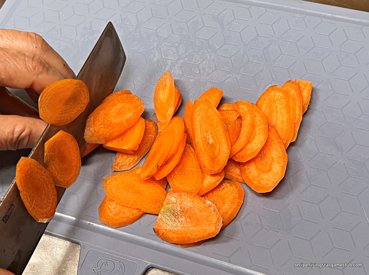 꽈리고추 어묵(오뎅)볶음에 들어갈 당근 손질