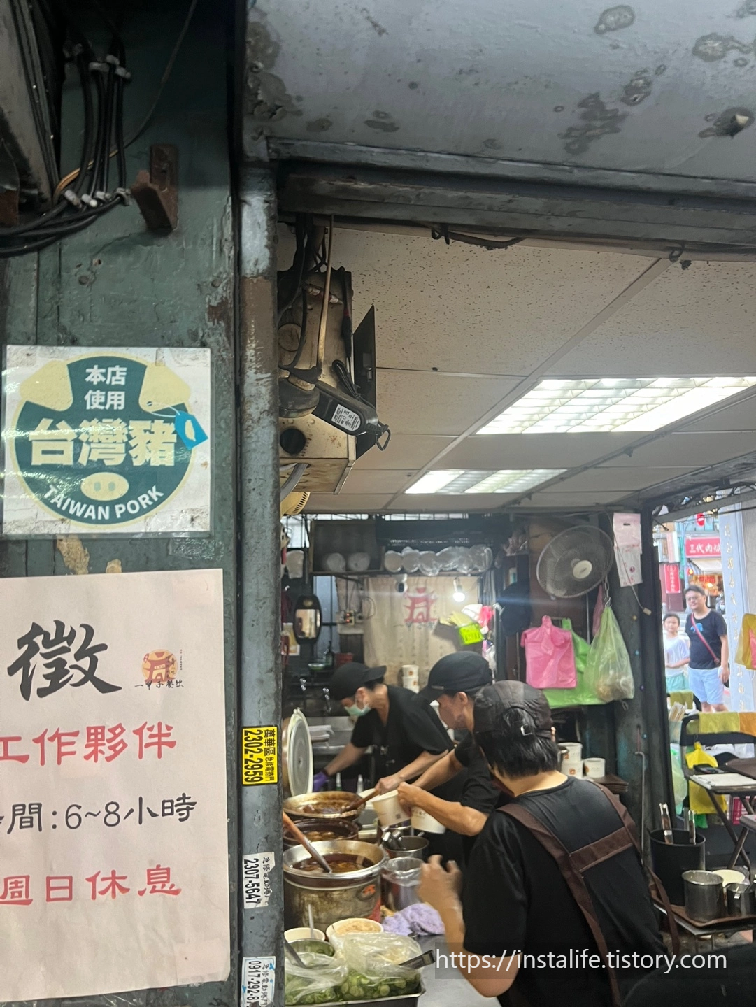 일갑자찬음 가게 내부 전경-요리하시는 모습입니다..