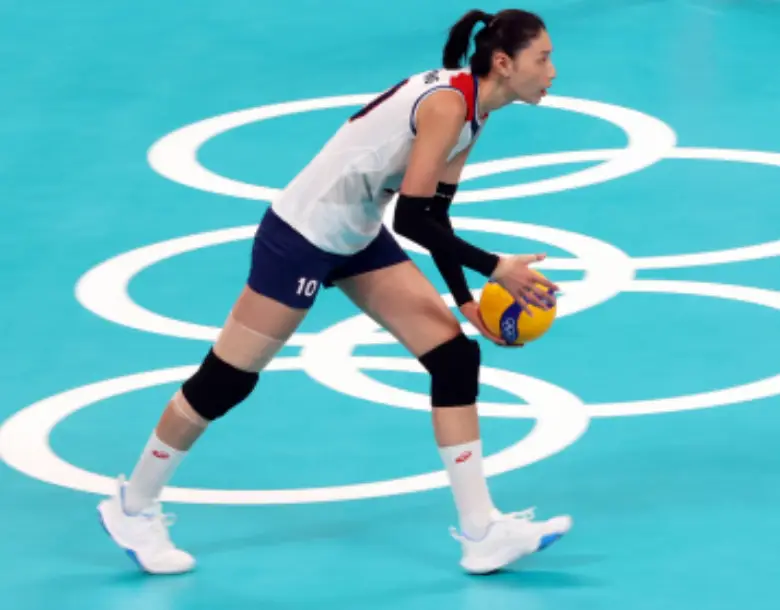 파란 바닥 흰티 검은 반바지를 입은 김연경 선수가 고을 들고 뛰어가는 모습