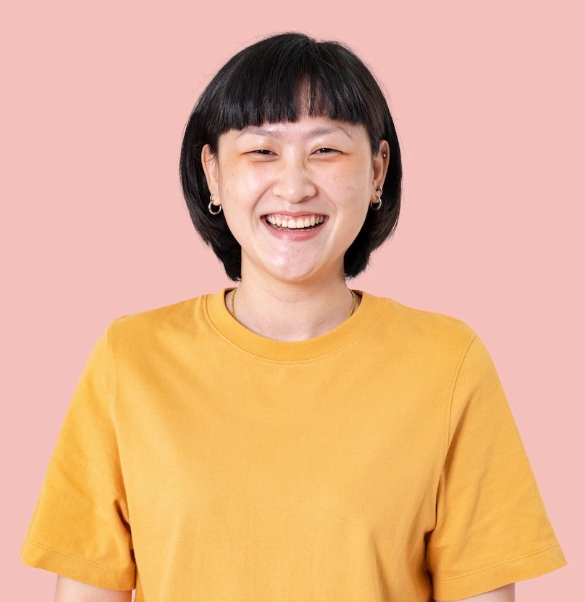 노란색 옷을 입은 웃는여자