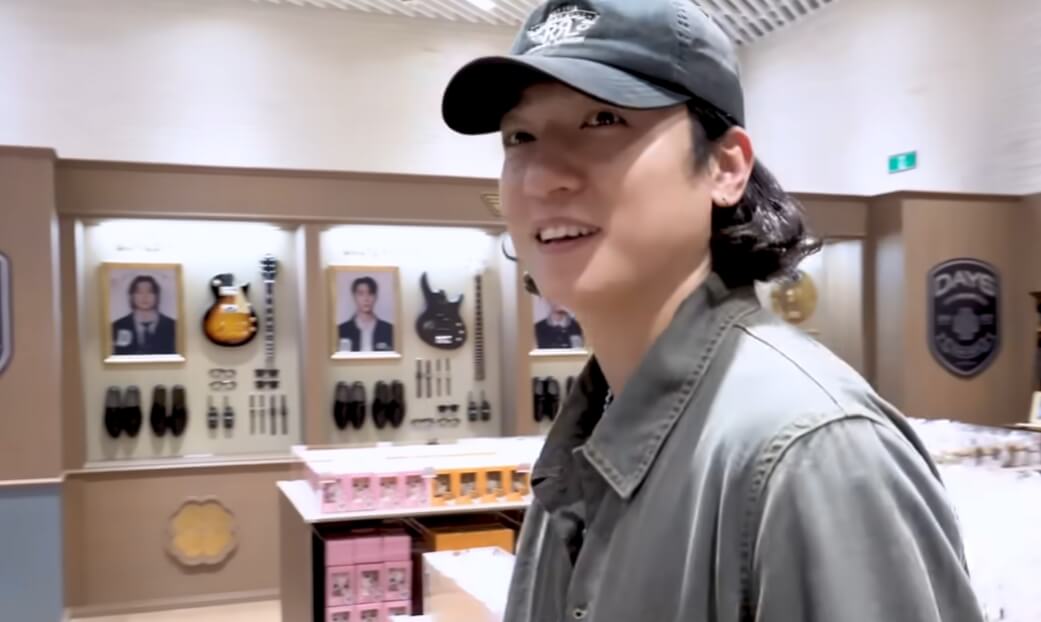 팝업 내부 포토존에서 인증샷 찍는 팬