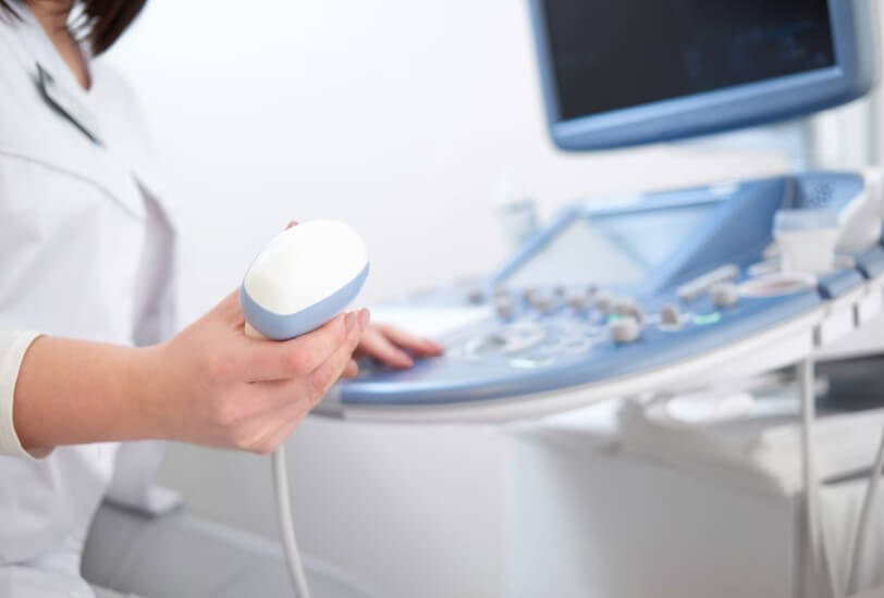 복부 초음파 검사 중인 모습