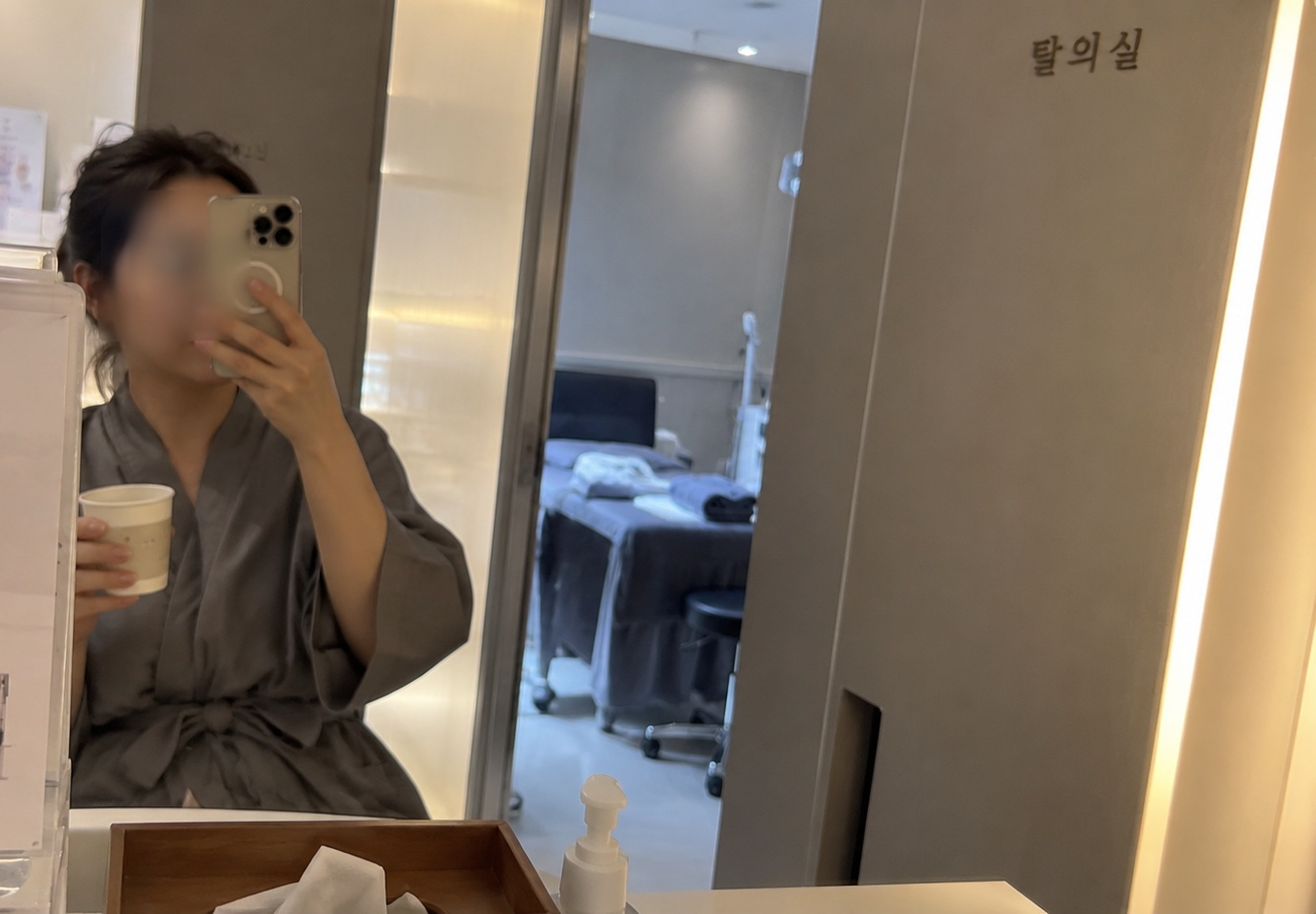 피부과에서 리쥬란 시술을 받기 전 대기하는 모습