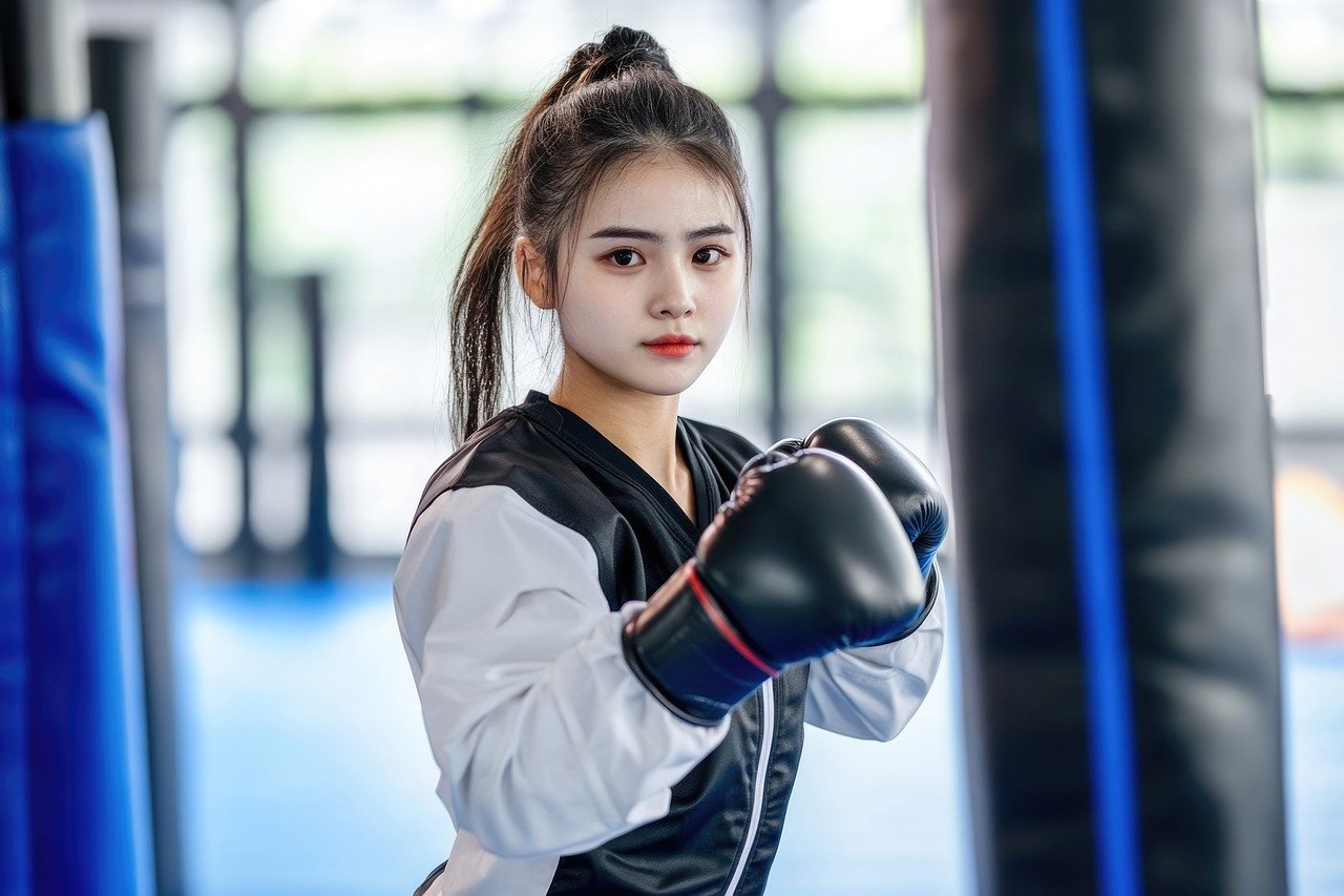 샌드백 훈련을 하는 여성