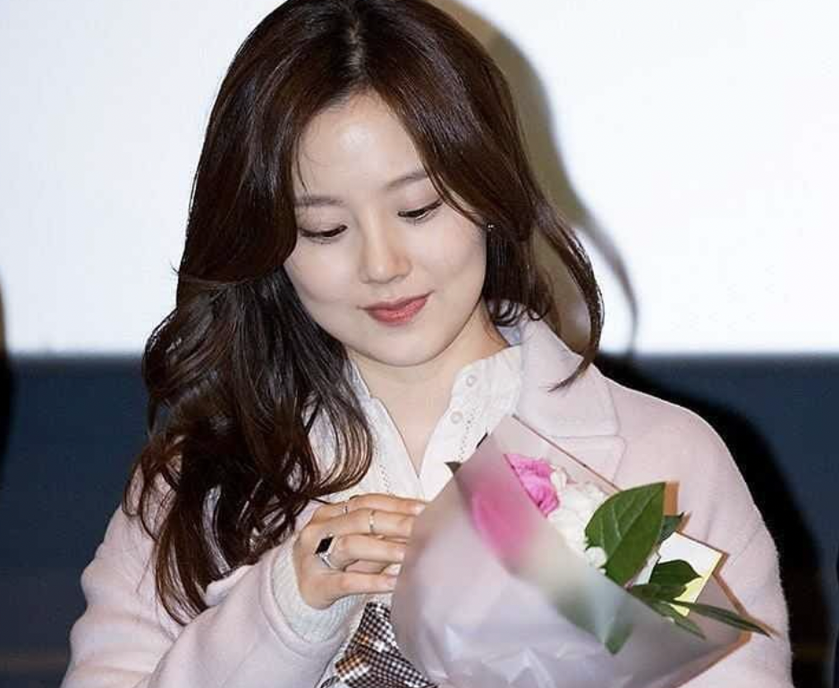 꽃을-들고있는-문채원