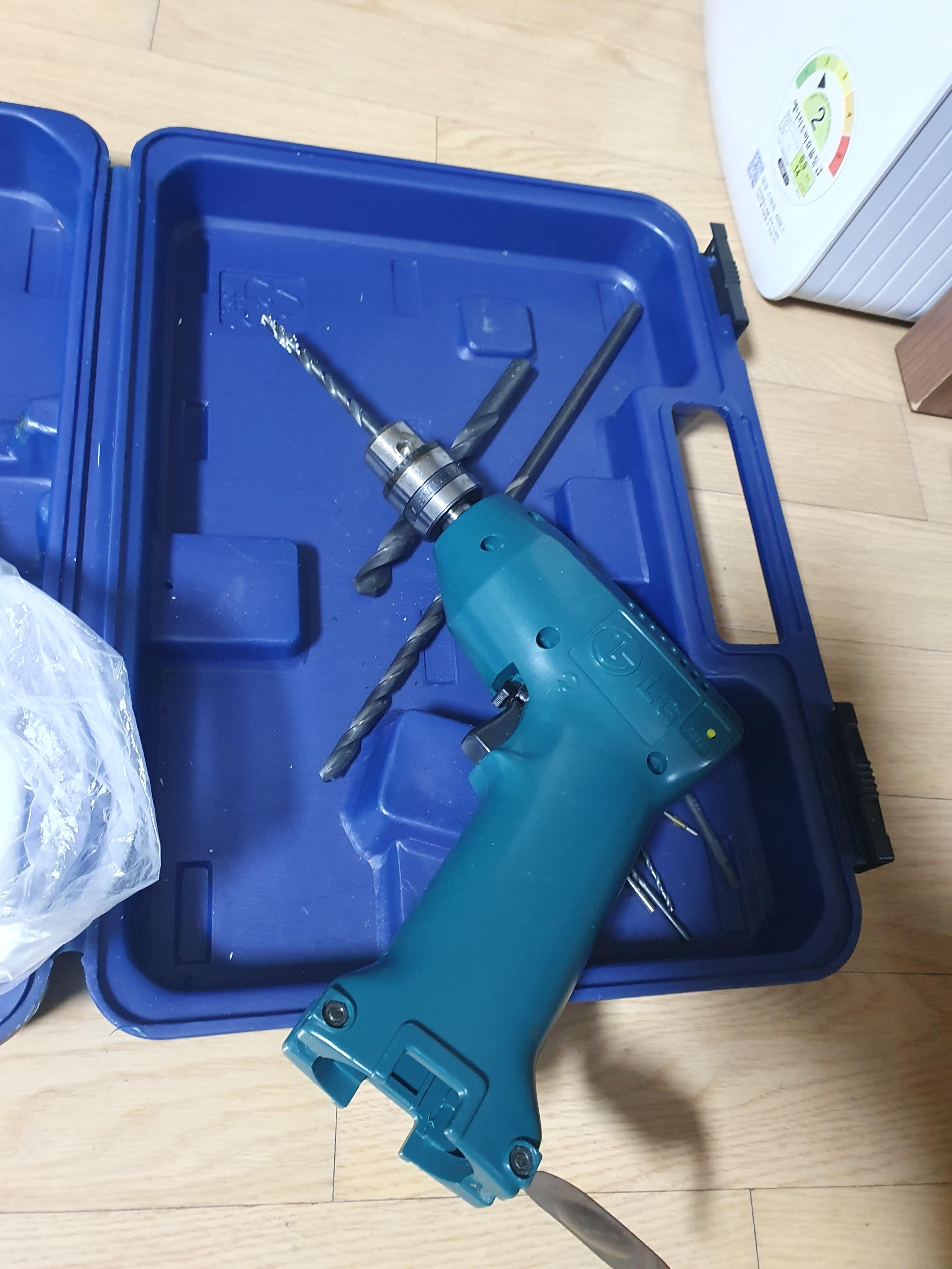 LED 램프가 밖으로 나올수 있게 드릴로 구멍을 좀더 확장해서 뚫어 보자