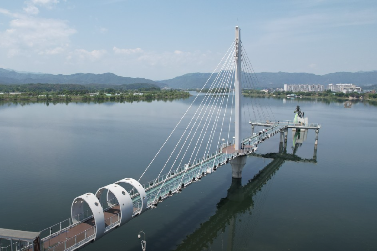 소양강 스카이워크 투명 유리 바닥과 흐르는 강물