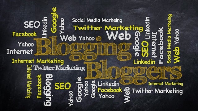 SEO, Blogging, Social Media, Google 등 블로그 관련 키워드가 흑색 칠판 배경에 노란색 글씨로 배치된 이미지.