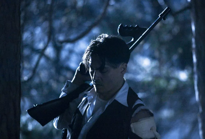 부상을 입고 장총을 어깨에 맨 존