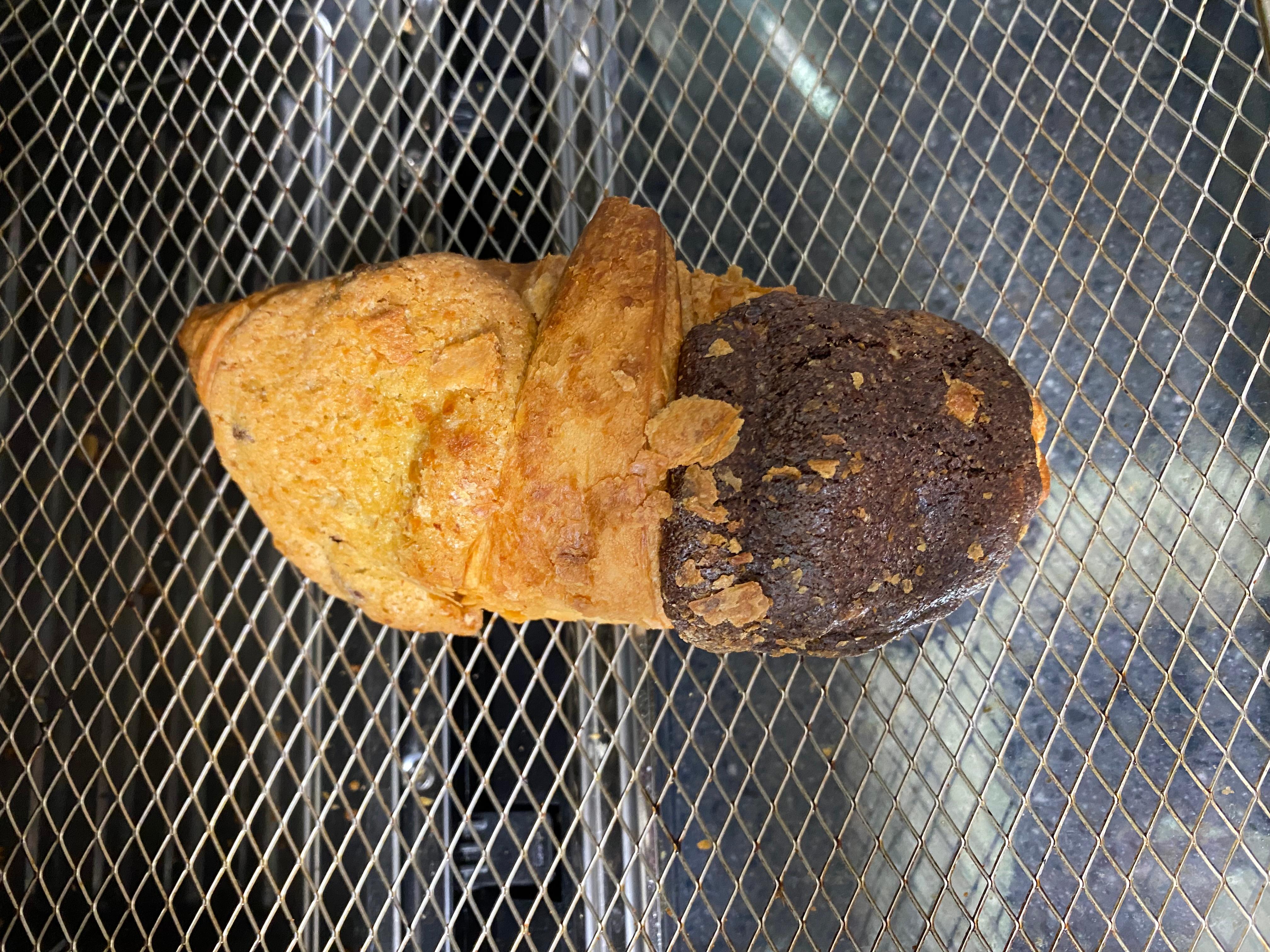 에어프라이기에 돌리기 위해 철망위에 올려진 빵