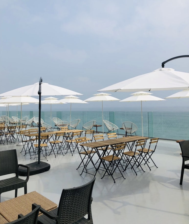 루프탑 좌석과 동해 오션뷰