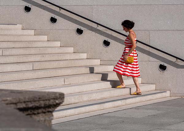 계단올라가는-여자