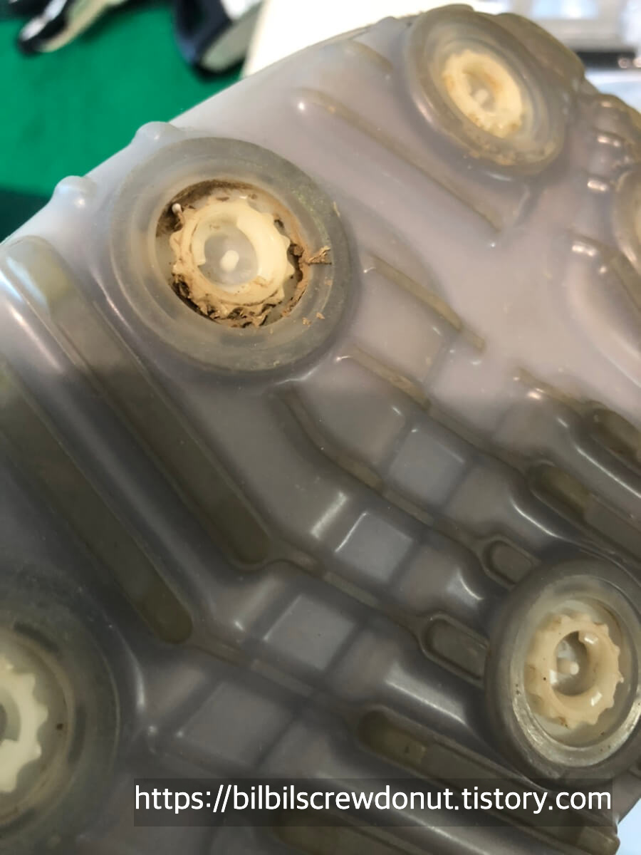 홈 내부에 흙먼지 제거