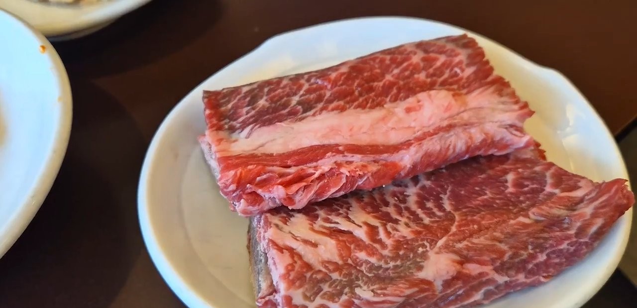 한우 생갈비 250g 107,000원. 손질된 상태부터 부드러워 보여요.