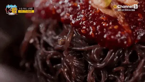비빔냉면이-맛있게-비벼지는-모습